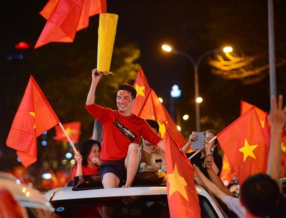 Những màn ăn mừng, đi bão cực chất của sao Việt