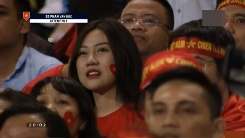 Nữ CĐV Malaysia khiến netizen Việt phải truy lùng danh tính
