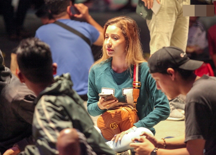 Nữ CĐV Malaysia khiến netizen Việt phải truy lùng danh tính
