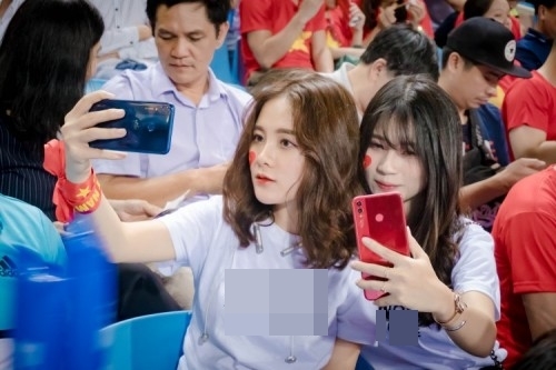 Nữ CĐV Malaysia khiến netizen Việt phải truy lùng danh tính