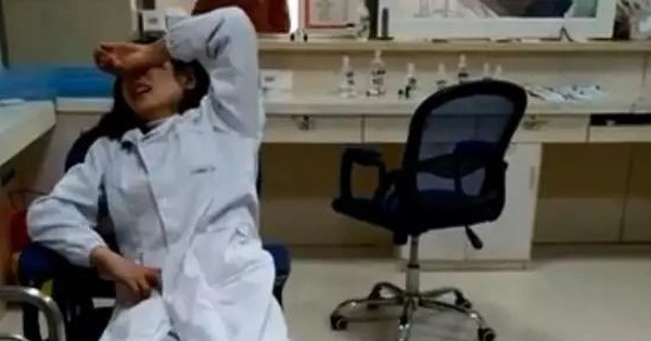 Nữ y tá đau đớn mỗi khi đi vệ sinh vì trưa nào cũng ăn 2 món phổ biến