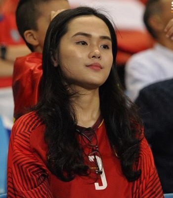 Hội bạn gái cầu thủ Việt thi nhau nổi bần bật trên khán đài