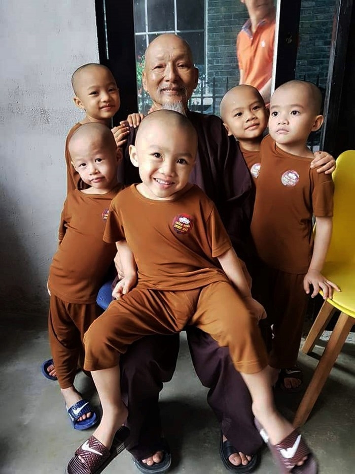 Xúc động khi biết hoàn cảnh của 5 chú tiểu 'ẵm' 100 triệu