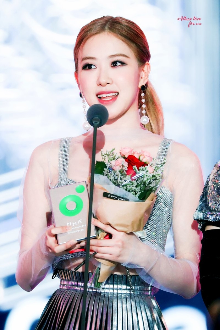 Rosé (BLACKPINK) xinh đẹp trong kiểu tóc mới