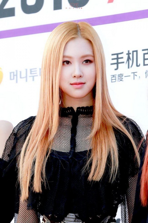 Rosé (BLACKPINK) xinh đẹp trong kiểu tóc mới