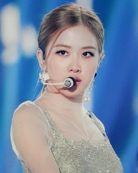 Rosé (BLACKPINK) xinh đẹp trong kiểu tóc mới