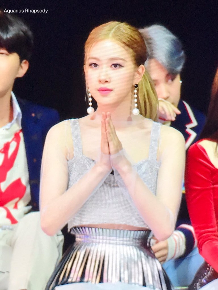 Rosé (BLACKPINK) xinh đẹp trong kiểu tóc mới