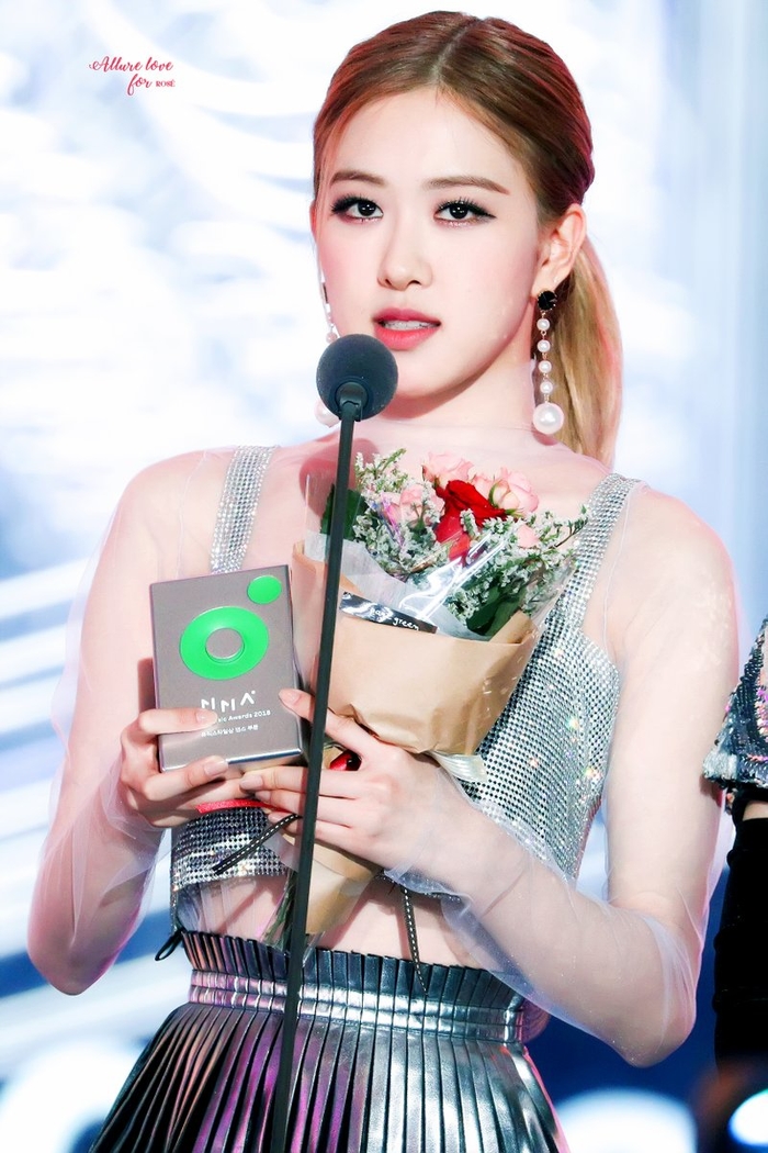 Rosé (BLACKPINK) xinh đẹp trong kiểu tóc mới