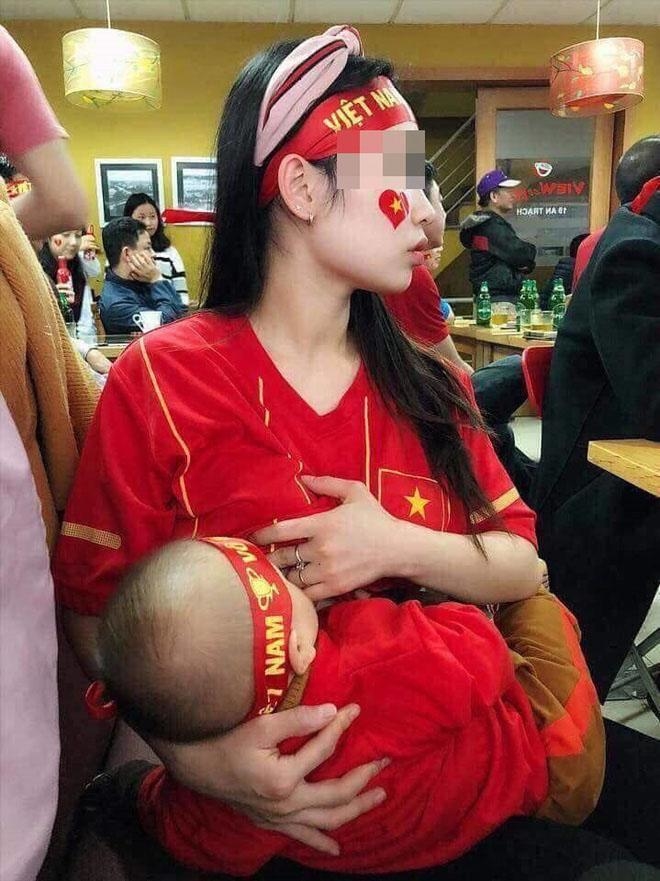 Mẹ trẻ từng cổ vũ ĐT Việt Nam vừa vén áo cho con bú sữa