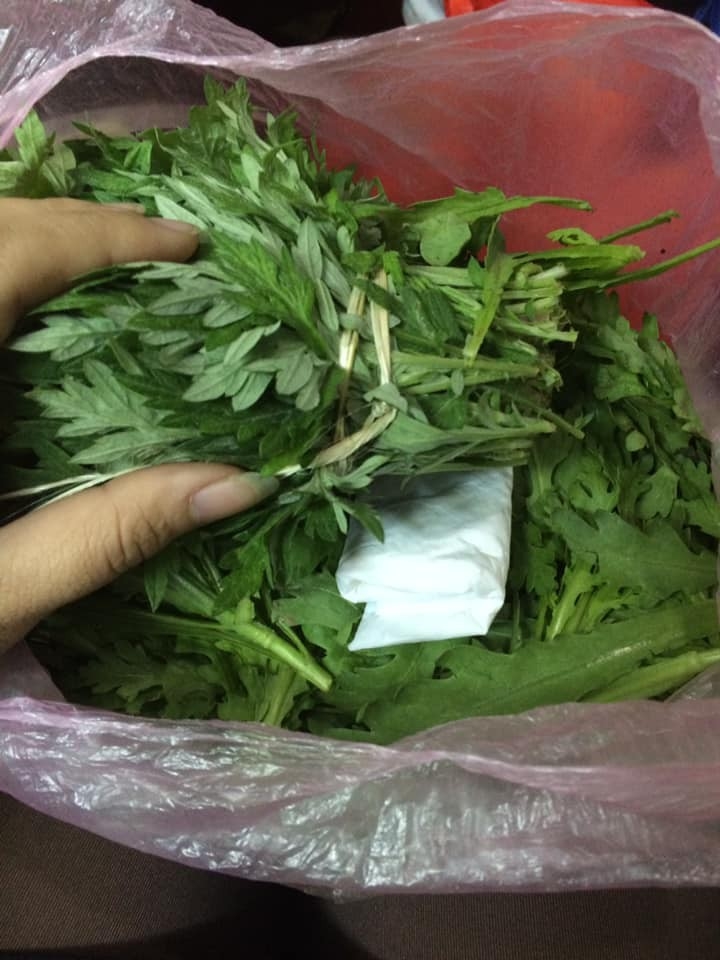 Tờ 200k gói trong bó rau từ quê gửi lên cho con gái cùng câu chuyện cảm động về tình mẹ - Ảnh 1. Tờ 200k gói trong bó rau từ quê gửi lên cho con gái cùng câu chuyện cảm động về tình mẹ - Ảnh 1.