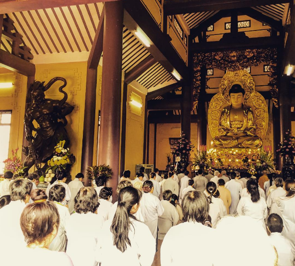 Đông phật tử và khách thập phương đến khấn vái (sưu tầm) những ngôi chùa linh thiêng ở sài gòn