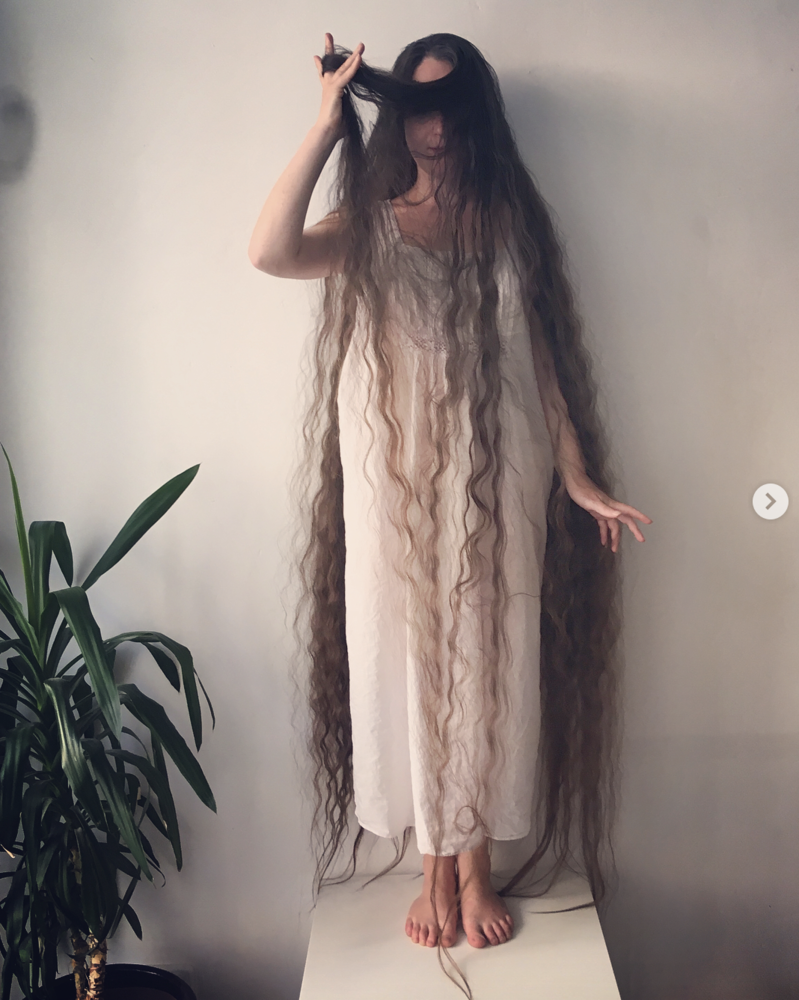 Để đầu bết 20 năm không gội, thiếu nữ tự tin tuyên bố: Như thế mới thơm! - Ảnh 1. Để đầu bết 20 năm không gội, thiếu nữ tự tin tuyên bố: Như thế mới thơm! - Ảnh 1.