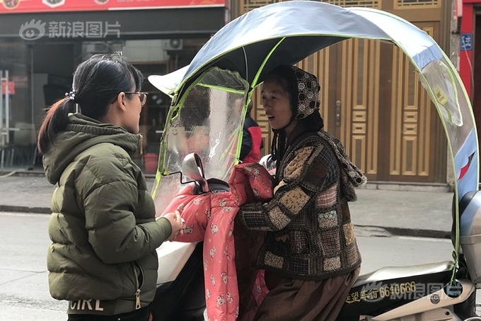 Cô gái trốn vào núi xây nhà cổ tích, sống như nàng Lọ Lem