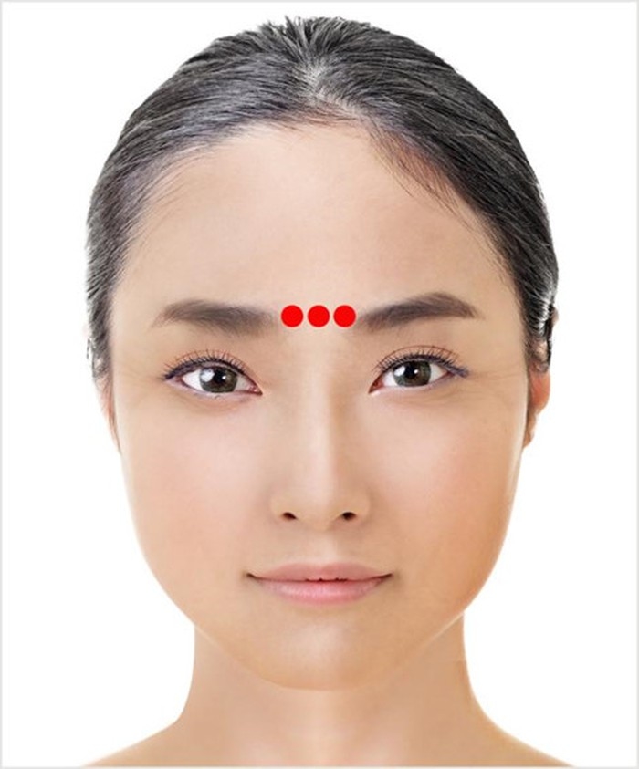 Kỹ thuật massage Shiatsu giúp vùng da quanh mắt sẽ căng mịn, tươi trẻ