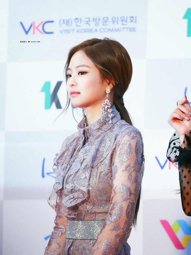 Trừ kiểu tóc bạch kim, Jennie (BLACKPINK) luôn xử đẹp những kiểu tóc