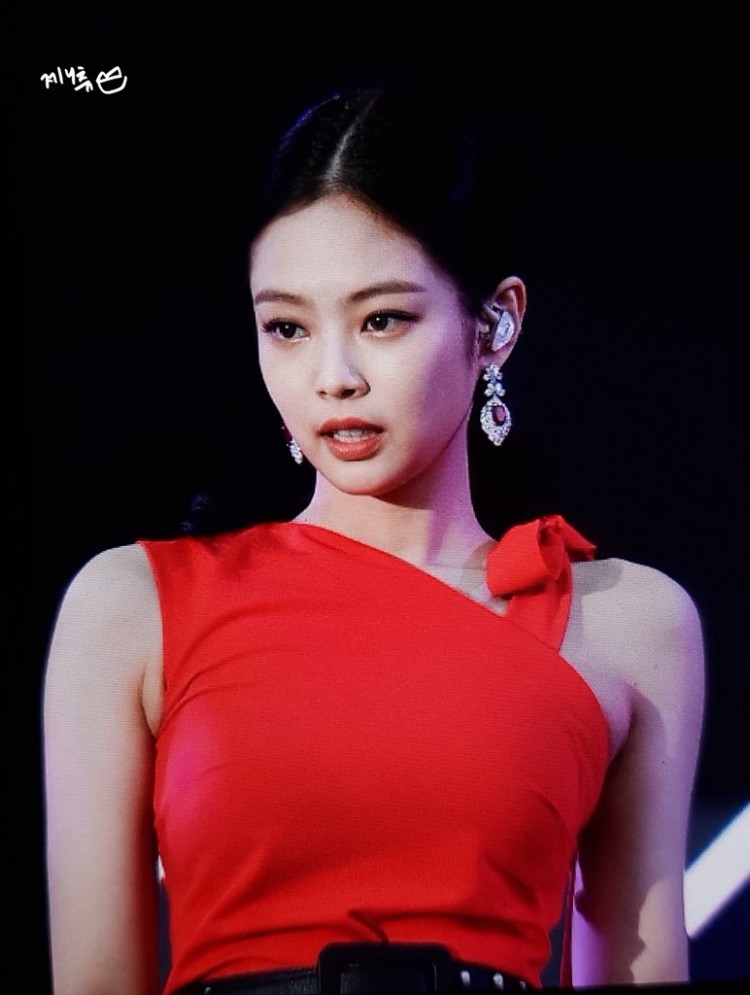 Trừ kiểu tóc bạch kim, Jennie (BLACKPINK) luôn xử đẹp những kiểu tóc