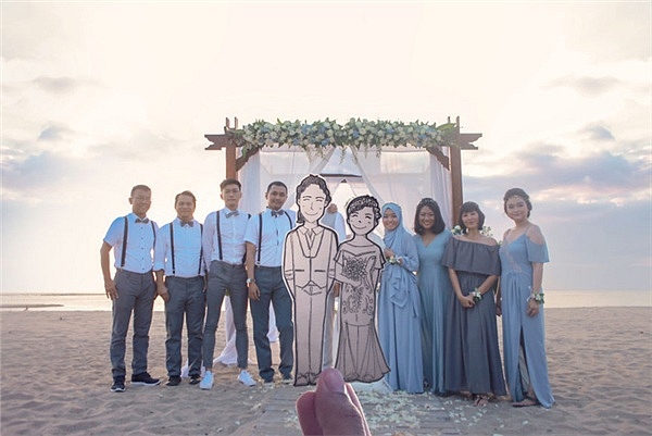 Cô dâu chú rể dùng hình vẽ chibi thay hình chụp ảnh ngày cưới