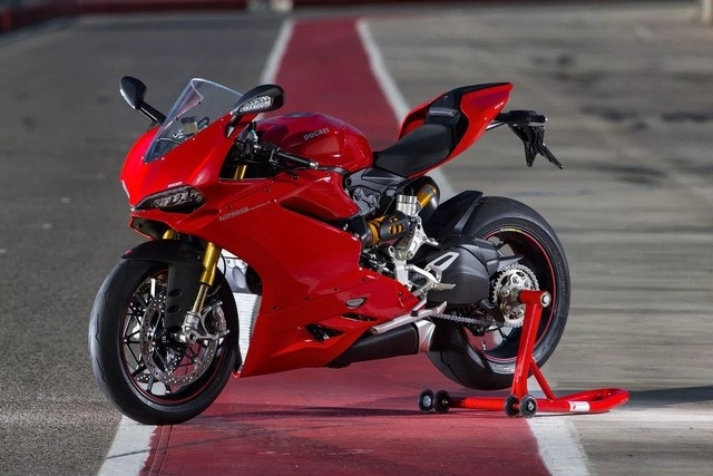 Phúc XO còn sở hữu mẫu sport-bike đình đám Ducati 1299 Panigale. Mẫu xe này được trưng bày tại cửa hành kinh doanh karaoke của vị đại gia này cùng với một chiếc 1199 Panigale. Ảnh: Minh họa Phúc XO còn sở hữu mẫu sport-bike đình đám Ducati 1299 Panigale. Mẫu xe này được trưng bày tại cửa hành kinh doanh karaoke của vị đại gia này cùng với một chiếc 1199 Panigale. Ảnh: Minh họa