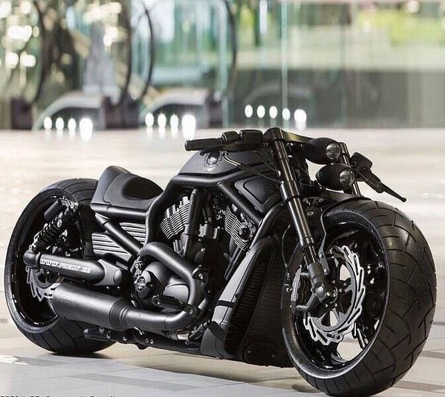2 chiếc Harley-Davidson độ hàng độc tại Việt Nam. Giá một chiếc trong clip được Phúc XO tiết lộ vào khoảng 2 tỷ đồng. 2 chiếc Harley-Davidson độ hàng độc tại Việt Nam. Giá một chiếc trong clip được Phúc XO tiết lộ vào khoảng 2 tỷ đồng.