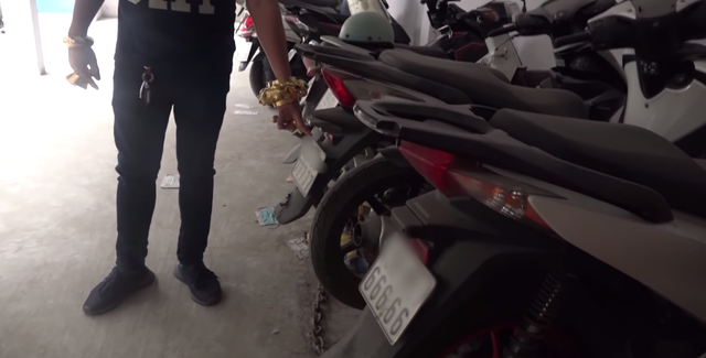 Bên cạnh đó vị đại gia này còn sở hữu dàn biển kiểm soát xe số "khủng" hiếm có. Bên cạnh đó vị đại gia này còn sở hữu dàn biển kiểm soát xe số "khủng" hiếm có.