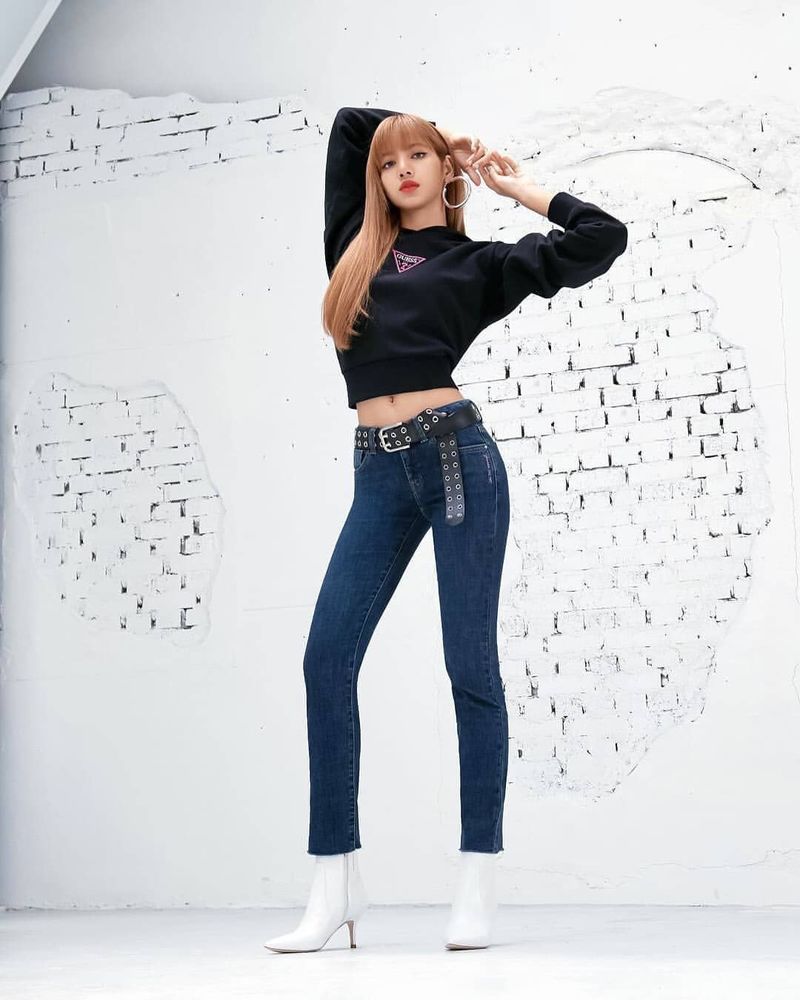 Đẳng cấp búp bê sống Thái Lan Lisa (BLACKPINK): Chân dài trời ban thách thức mọi khung hình, kể cả chụp vội - Ảnh 2. Đẳng cấp búp bê sống Thái Lan Lisa (BLACKPINK): Chân dài trời ban thách thức mọi khung hình, kể cả chụp vội - Ảnh 2.