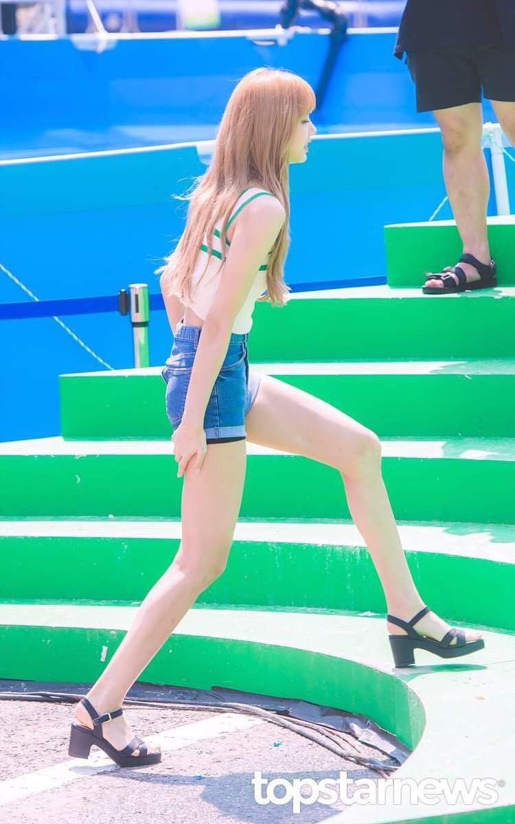 Đẳng cấp búp bê sống Thái Lan Lisa (BLACKPINK): Chân dài trời ban thách thức mọi khung hình, kể cả chụp vội - Ảnh 5. Đẳng cấp búp bê sống Thái Lan Lisa (BLACKPINK): Chân dài trời ban thách thức mọi khung hình, kể cả chụp vội - Ảnh 5.