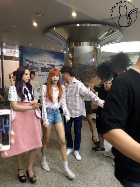 Đẳng cấp búp bê sống Thái Lan Lisa (BLACKPINK): Chân dài trời ban thách thức mọi khung hình, kể cả chụp vội - Ảnh 6. Đẳng cấp búp bê sống Thái Lan Lisa (BLACKPINK): Chân dài trời ban thách thức mọi khung hình, kể cả chụp vội - Ảnh 6.