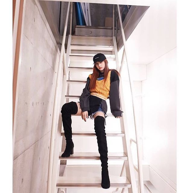 Đẳng cấp búp bê sống Thái Lan Lisa (BLACKPINK): Chân dài trời ban thách thức mọi khung hình, kể cả chụp vội - Ảnh 9. Đẳng cấp búp bê sống Thái Lan Lisa (BLACKPINK): Chân dài trời ban thách thức mọi khung hình, kể cả chụp vội - Ảnh 9.