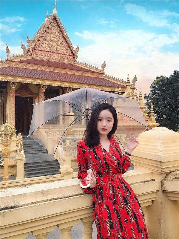 Cô gái như một nàng thơ lạc vào xứ sở chùa vàng