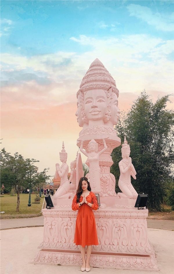 Lối kiến trúc ở đây khá tương đồng với các ngôi chùa tại Thái. Ảnh Nguyễn Thị Hoài.
