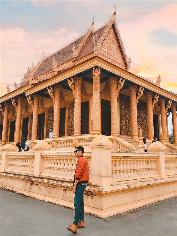 Các bạn nam cũng thay nhau check in ở 'xứ sở chùa vàng' giữa lòng Hà Nội này. Ảnh Khánh Duy.