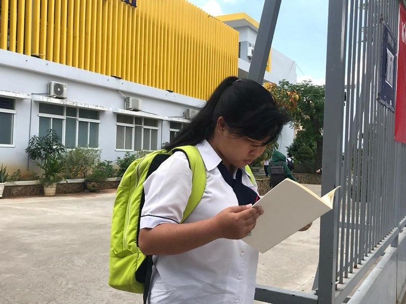 Thí sinh lo lắng trước khi bước vào thi môn Toán - ảnh 1