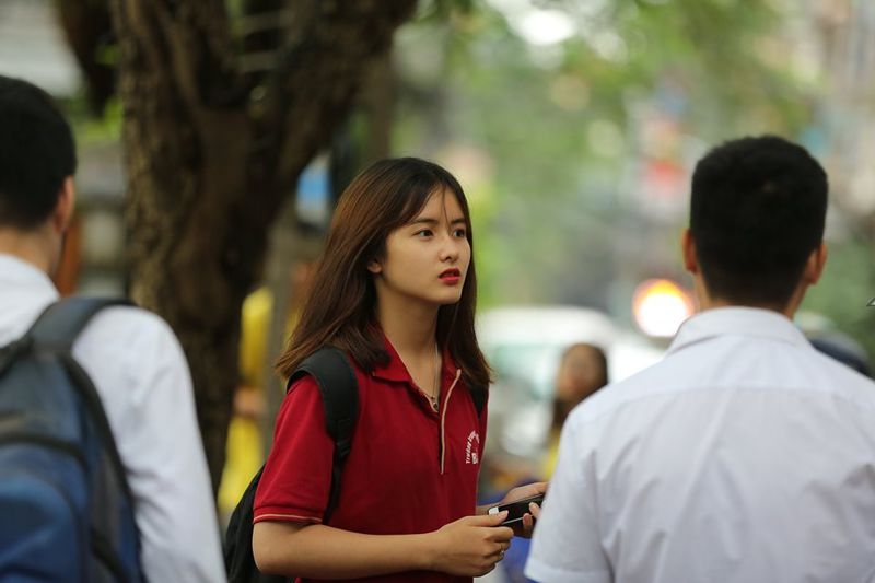 Vô tình lọt vào ống kính phóng viên tại điểm thi THPT, gái xinh liên tục nhận được câu hỏi: Idol Hàn nào đi lạc tới đây? - Ảnh 1. Vô tình lọt vào ống kính phóng viên tại điểm thi THPT, gái xinh liên tục nhận được câu hỏi: Idol Hàn nào đi lạc tới đây? - Ảnh 1.
