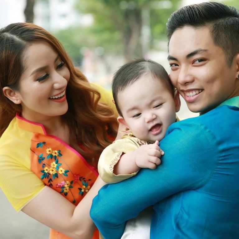 Cô Khánh Thi và há»c trò Phan Hiá»n hạnh phúc vá»i trái ngá»t Cu Bin