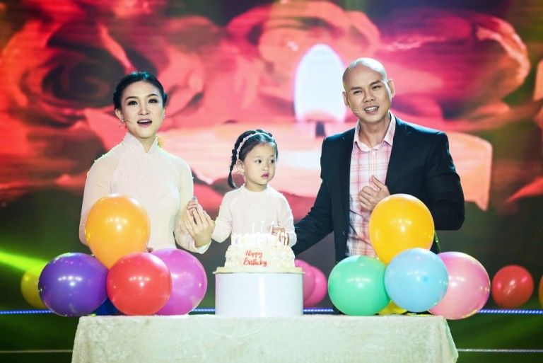 Gia Äình nhá» hạnh phúc cá»§a ca sÄ© Phan Äinh Tùng