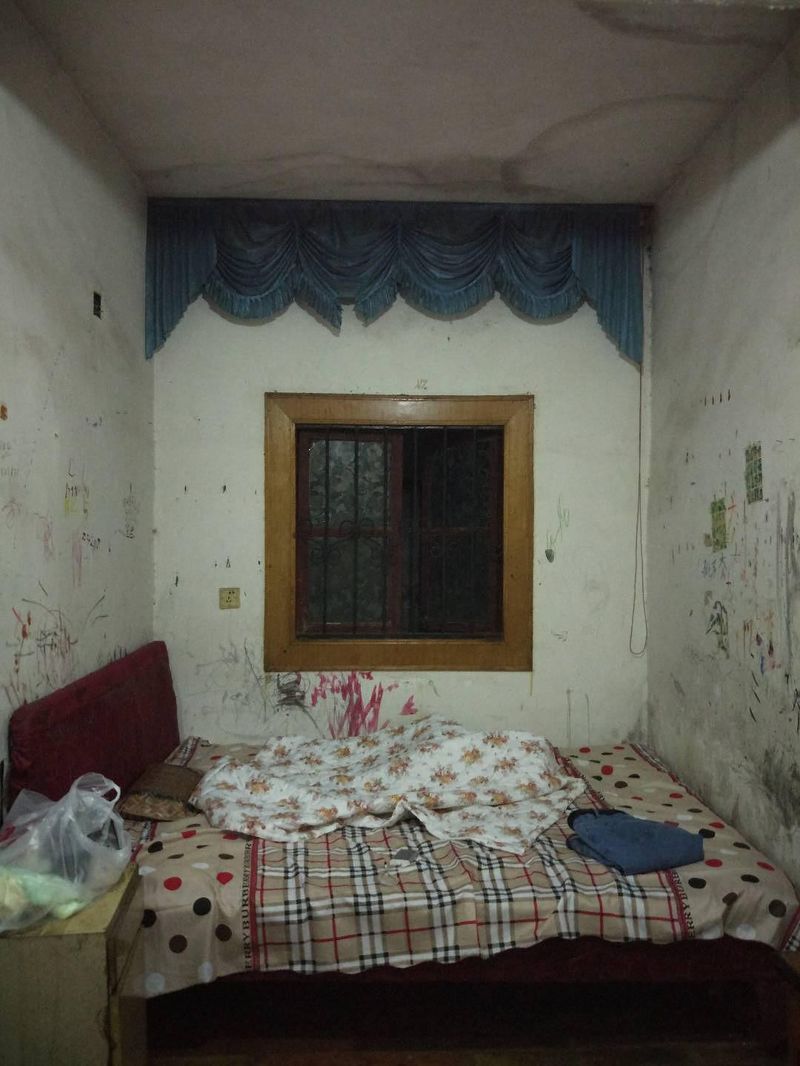 Thuê phòng trọ giá rẻ diện tích 10m2 âm u như nhà ma, girl khéo tay F5 nó thành không gian xinh xắn bất ngờ - Ảnh 1. Thuê phòng trọ giá rẻ diện tích 10m2 âm u như nhà ma, girl khéo tay F5 nó thành không gian xinh xắn bất ngờ - Ảnh 1.