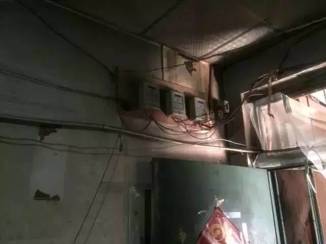 Dây điện chằng chịt trong căn phòng trọ. căn phòng trọ