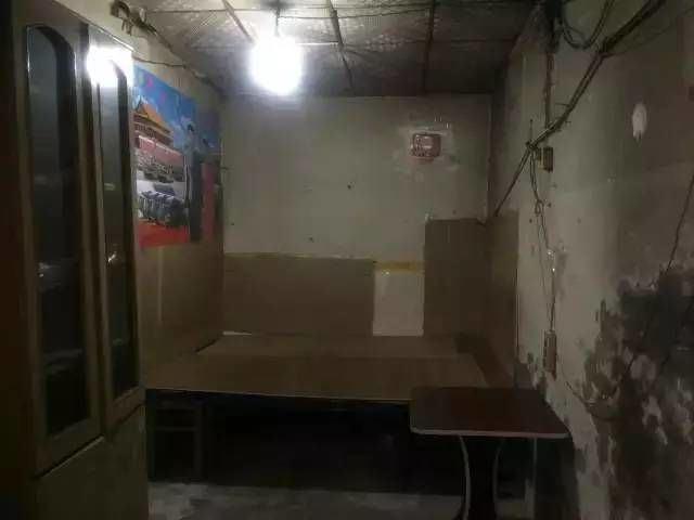 Căn phòng trọ vô cùng tối tăm, chật chội. Căn phòng trọ