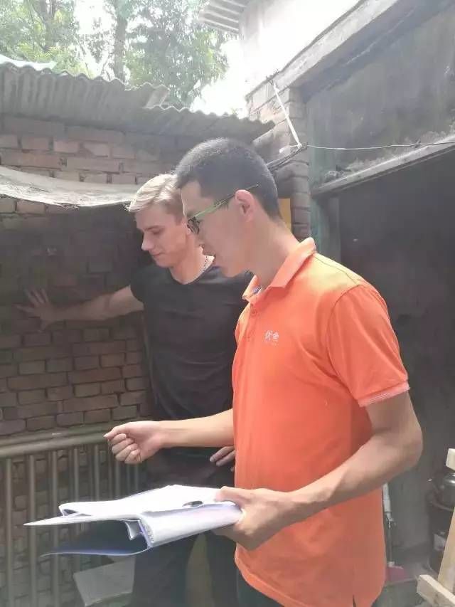Xem xét từng góc của phòng trọ. Xem xét từng góc của phòng trọ