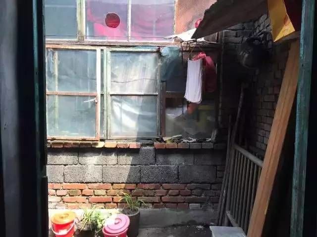 Khoảng sân chật chội, nhem nhuốc trước khi cải tạo... phòng trọ