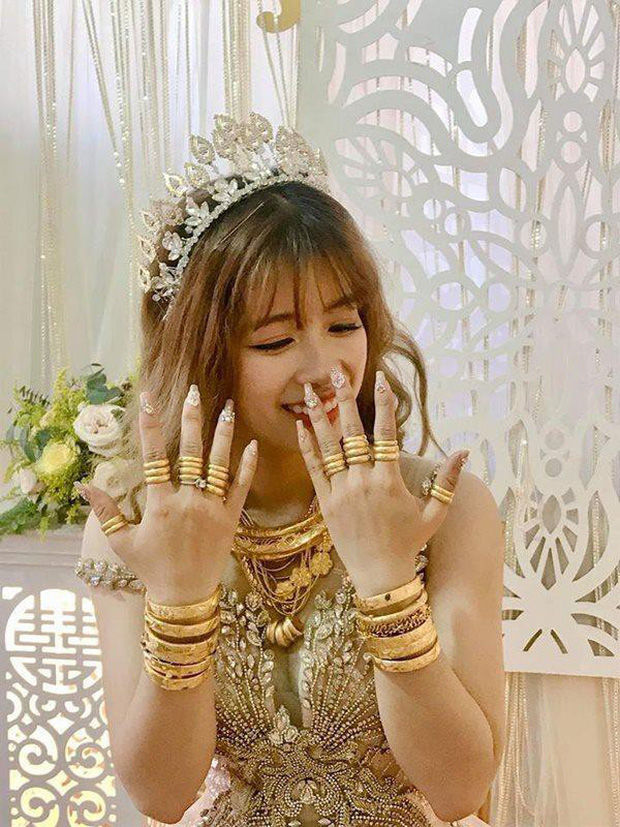 Những cô dâu số hưởng với vòng vàng trĩu cổ: Gánh nặng vậy ai cũng nguyện ý lấy chồng! - Ảnh 10. Những cô dâu số hưởng với vòng vàng trĩu cổ: Gánh nặng vậy ai cũng nguyện ý lấy chồng! - Ảnh 10.