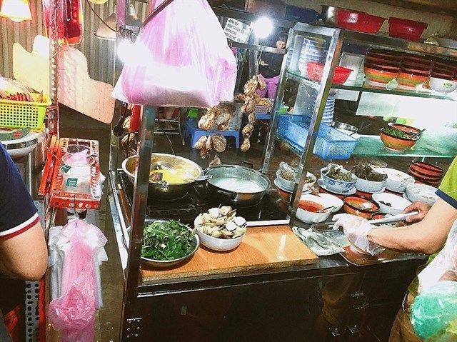 Chợ hoa Hồ Thị Kỷ đầy ắp món ăn Campuchia