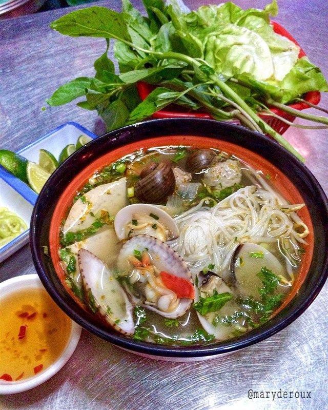 Chợ hoa Hồ Thị Kỷ đầy ắp món ăn Campuchia