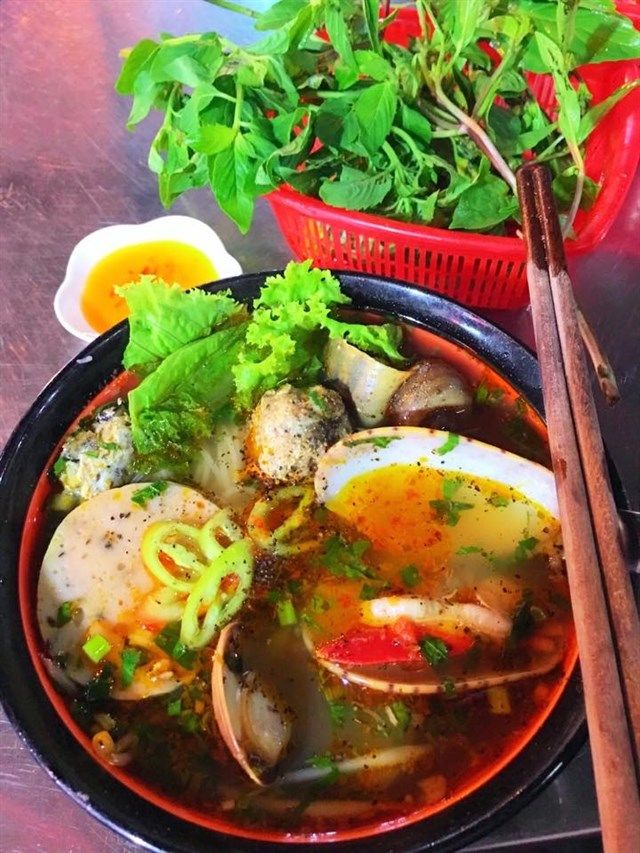 Chợ hoa Hồ Thị Kỷ đầy ắp món ăn Campuchia