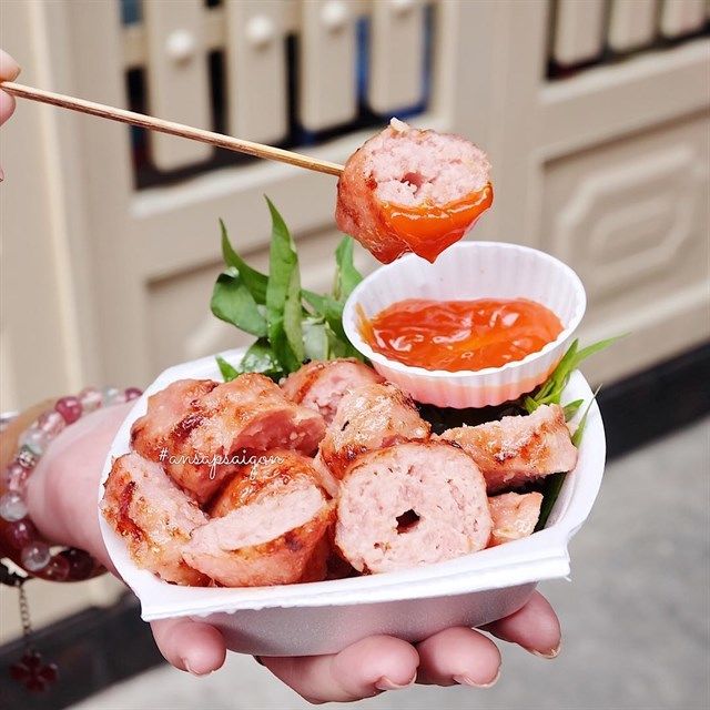 Chợ hoa Hồ Thị Kỷ đầy ắp món ăn Campuchia