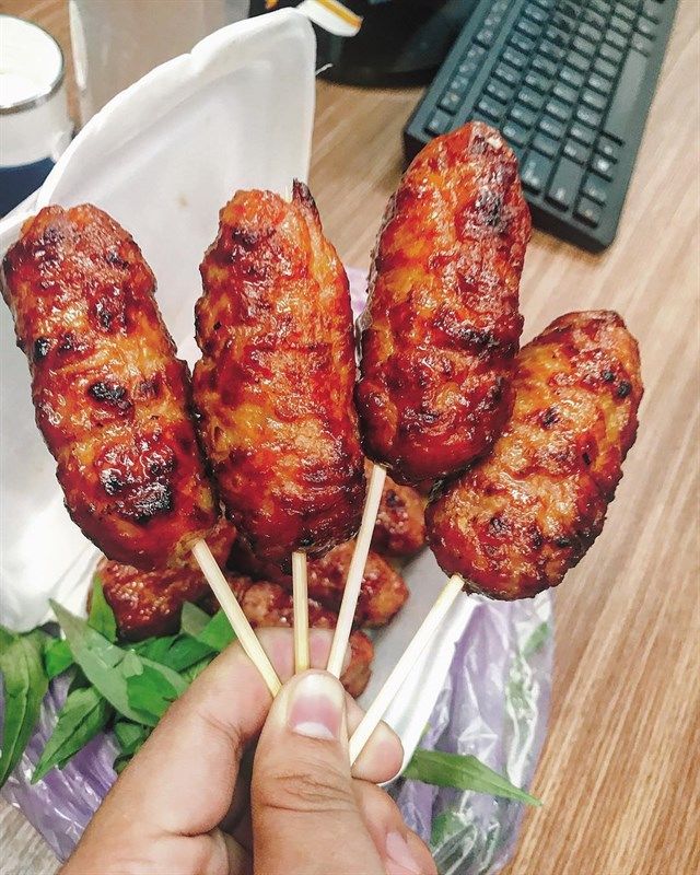 Chợ hoa Hồ Thị Kỷ đầy ắp món ăn Campuchia
