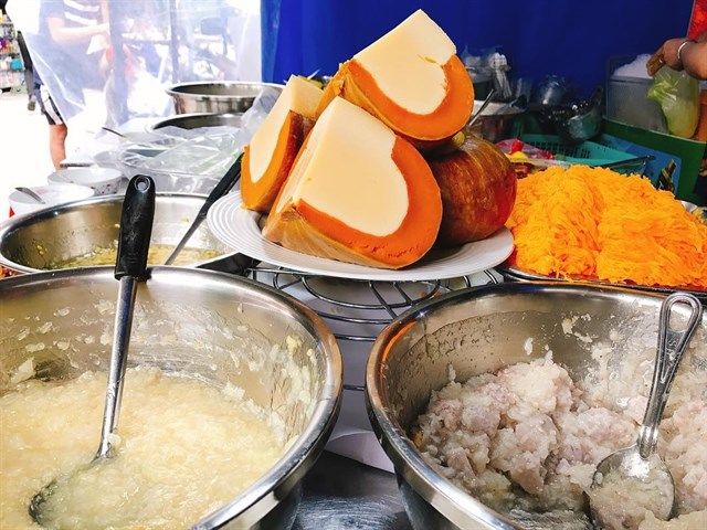 Chợ hoa Hồ Thị Kỷ đầy ắp món ăn Campuchia