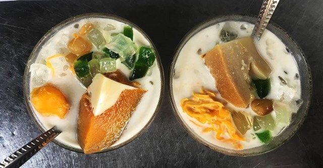 Chợ hoa Hồ Thị Kỷ đầy ắp món ăn Campuchia
