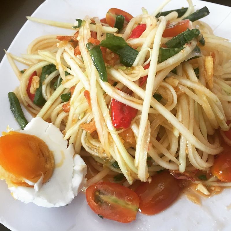 Chợ hoa Hồ Thị Kỷ đầy ắp món ăn Campuchia