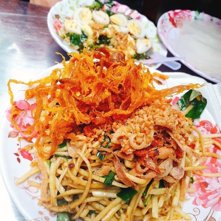 Chợ hoa Hồ Thị Kỷ đầy ắp món ăn Campuchia